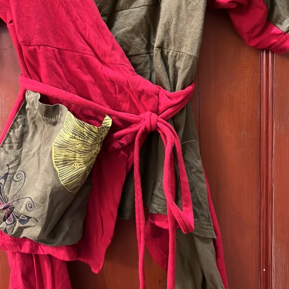 Festival style vibrant wrap top. Drawstring wide short sleeves. One size. French - Picture 2 of 4